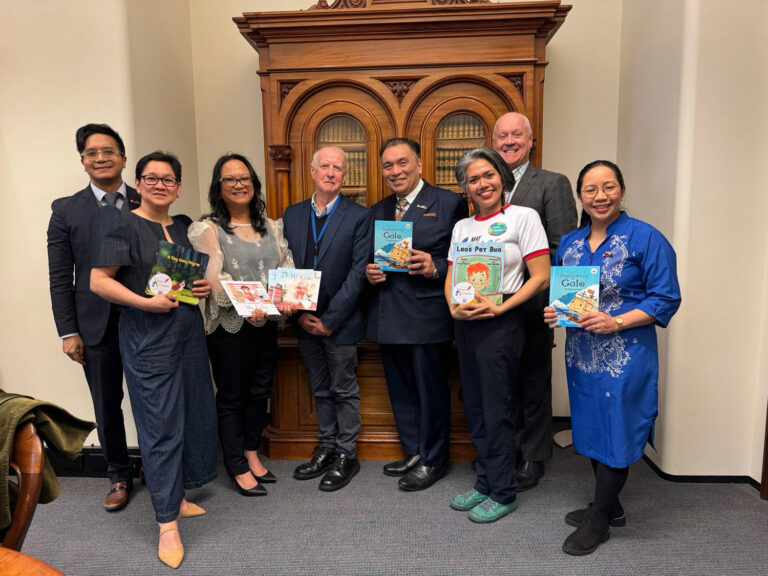 Melbourne PCG Facilitates Handover of Filipino Publications to the State Library Victoria